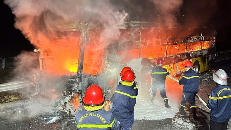 Xe khách giường nằm cháy rụi trên cao tốc Bắc - Nam